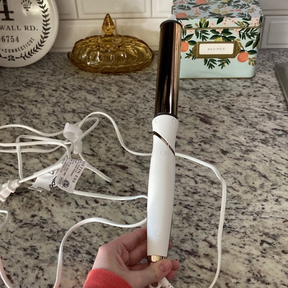 Kristin Ess Soft Wave Titanium Curling Wand, Beachy Waves & Curls 1 1/4" Barrel - Picture 12 of 14